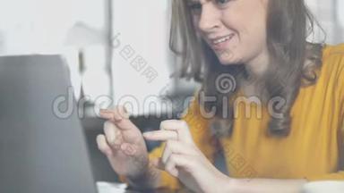 兴奋的女人使用笔记本电脑，为了好运而交叉手指，工作<strong>晋升</strong>电子邮件